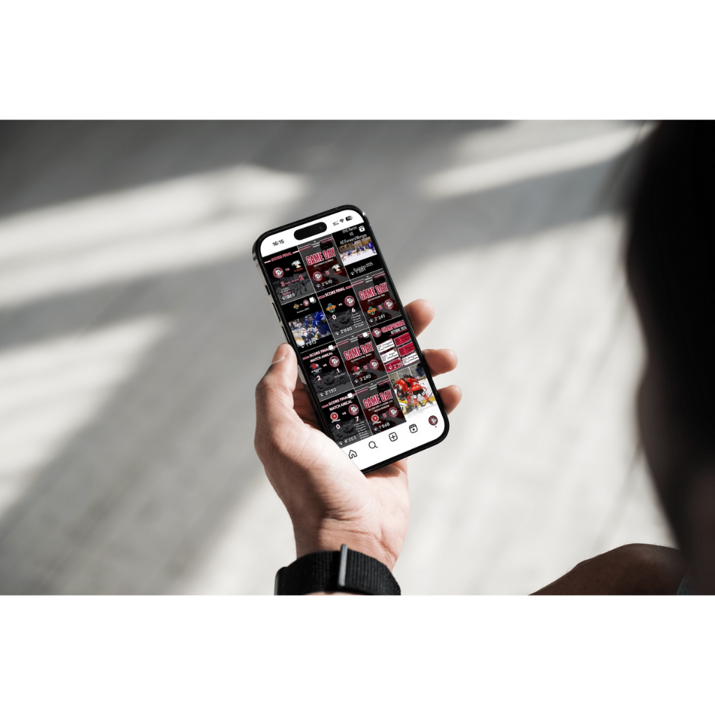Main tenant un smartphone affichant un feed Instagram professionnel, représentant la gestion et l’animation de réseaux sociaux.